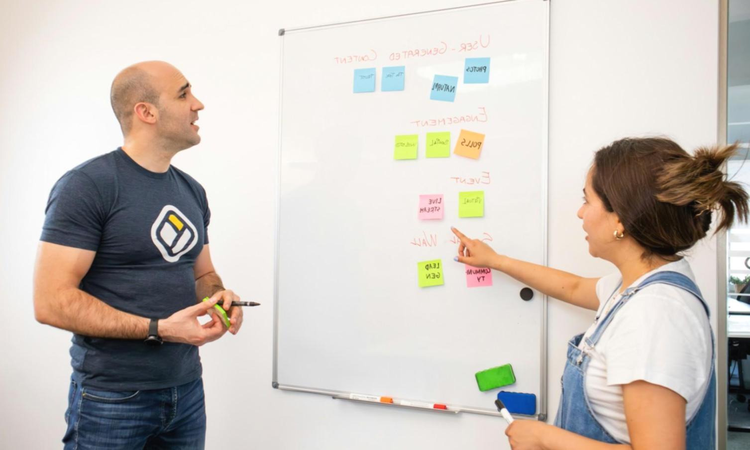 Análisis de tendencias financieras en pantalla de ordenador